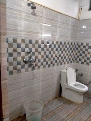 Dusche, kostenlose Toilettenartikel, Handtücher, Seife