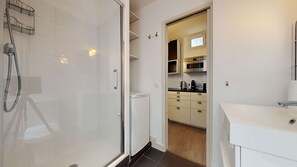 Een haardroger, handdoeken