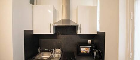 Frigorífico, horno, placa de cocina y lavavajillas