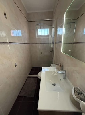Douche, serviettes fournies, papier toilette