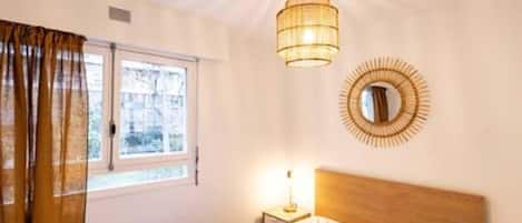 5 habitaciones, tabla de planchar con plancha, wifi y ropa de cama