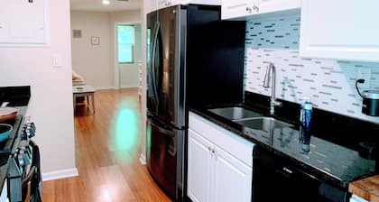 Close to UF, Downtown and Airport!