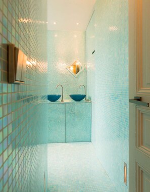 Sèche-cheveux, serviettes fournies