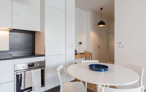 Kühlschrank, Wasserkocher mit Kaffee-/Teezubehör, Toaster