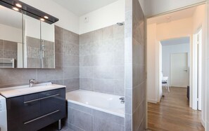 Dusche, Haartrockner, Handtücher