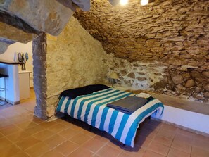 1 bedroom, bed sheets