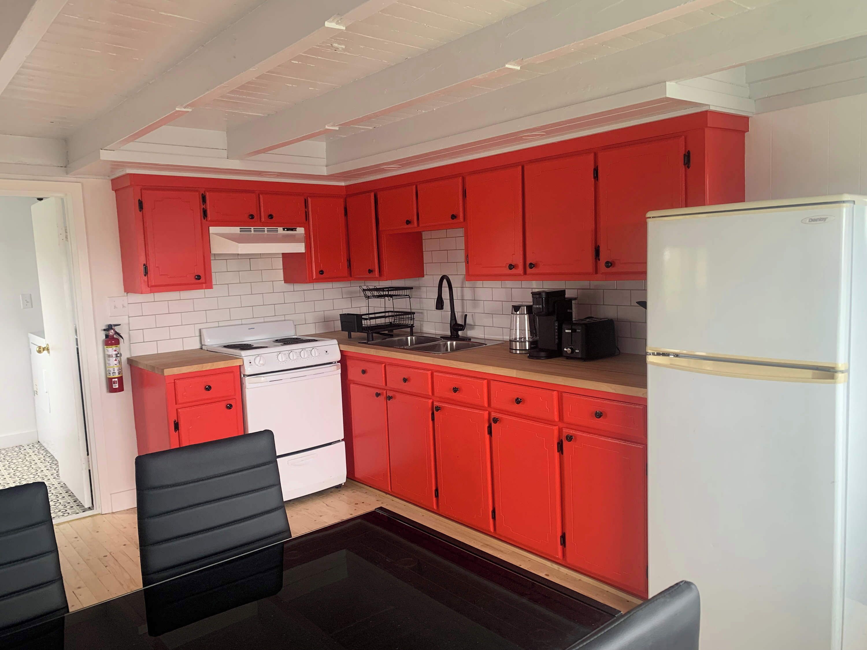 Fridge, oven, stovetop, coffee/tea maker