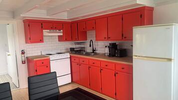 Fridge, oven, stovetop, coffee/tea maker