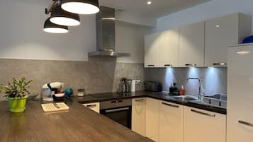 Een koelkast, een microgolfoven, een oven, een kookplaat