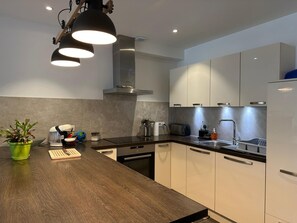 Een koelkast, een microgolfoven, een oven, een kookplaat