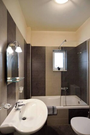 Ducha, secador de pelo y toallas