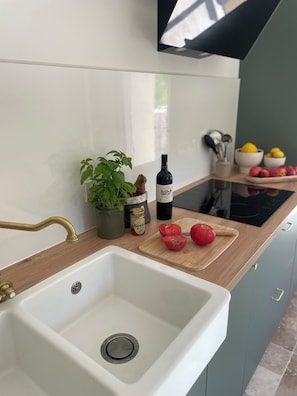 Micro-ondes, four, plaque de cuisson, lave-vaisselle