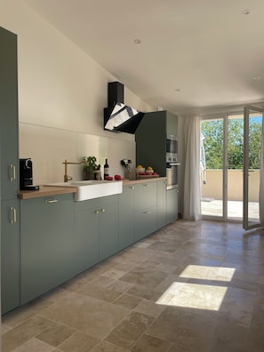 Micro-ondes, four, plaque de cuisson, lave-vaisselle