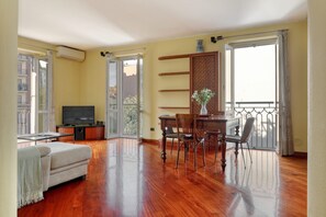 Economy-Apartment, Stadtblick | Wohnbereich | 43-Zoll-Smart-TV mit Digitalempfang