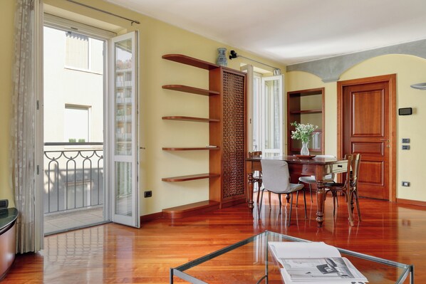 Economy-Apartment, Stadtblick | Wohnbereich | 43-Zoll-Smart-TV mit Digitalempfang