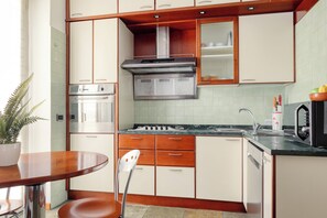 Appartement économique, vue sur la ville | Cuisine privée | Cafetière-théière, bouilloire électrique