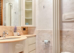 Appartement économique, vue sur la ville | Salle de bain