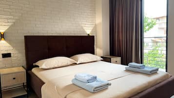 Familien-Vierbettzimmer, Balkon, Blick auf den Innenhof | Schallisolierte Zimmer, kostenloses WLAN