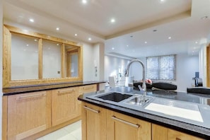 Appartement, 2 chambres | Cuisine privée | Grand réfrigérateur, micro-ondes, four, plaque de cuisson