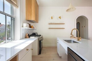 Frigorífico, microondas, horno y placa de cocina