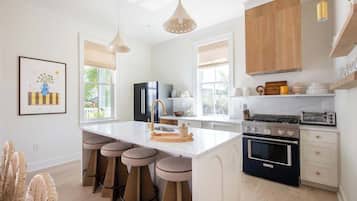 Een koelkast, een magnetron, een oven, een kookplaat