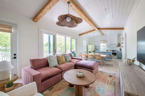 Una televisión, una oficina