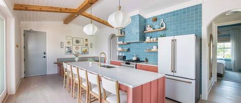 Refrigerador, microondas, horno y parrilla de estufa