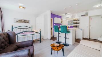Standard Studio, Microwave (Charming Downtown Studio) | Desk, WiFi