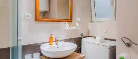 Standard Studio (Charming Downtown Studio) | Bathroom | Shower, hair dryer, towels, soap