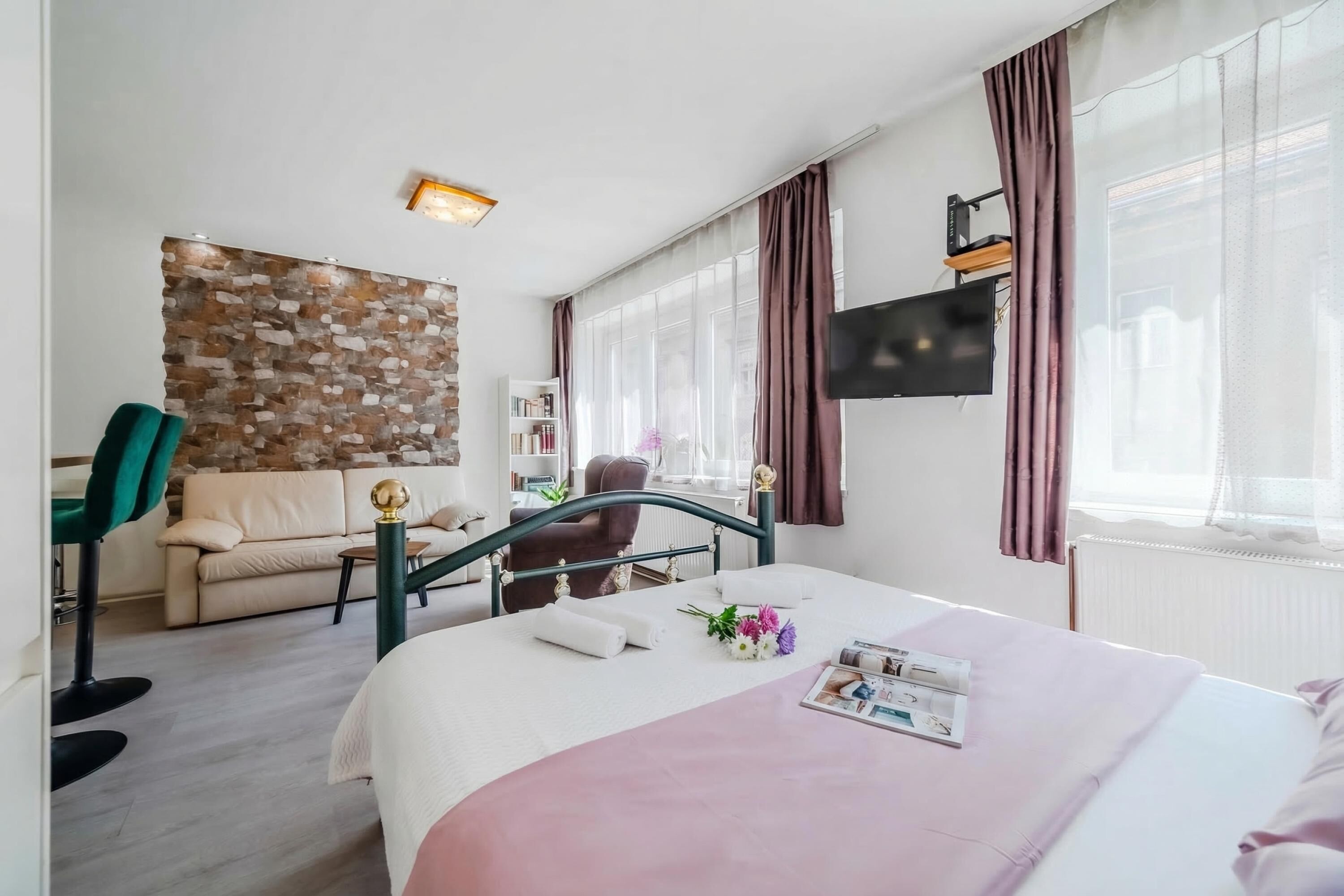 Estudio estándar (Charming Downtown Studio) | Escritorio, tabla de planchar con plancha, wifi gratis y ropa de cama
