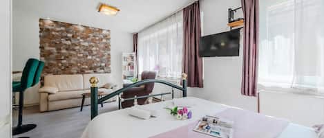 Standard Studio (Charming Downtown Studio)