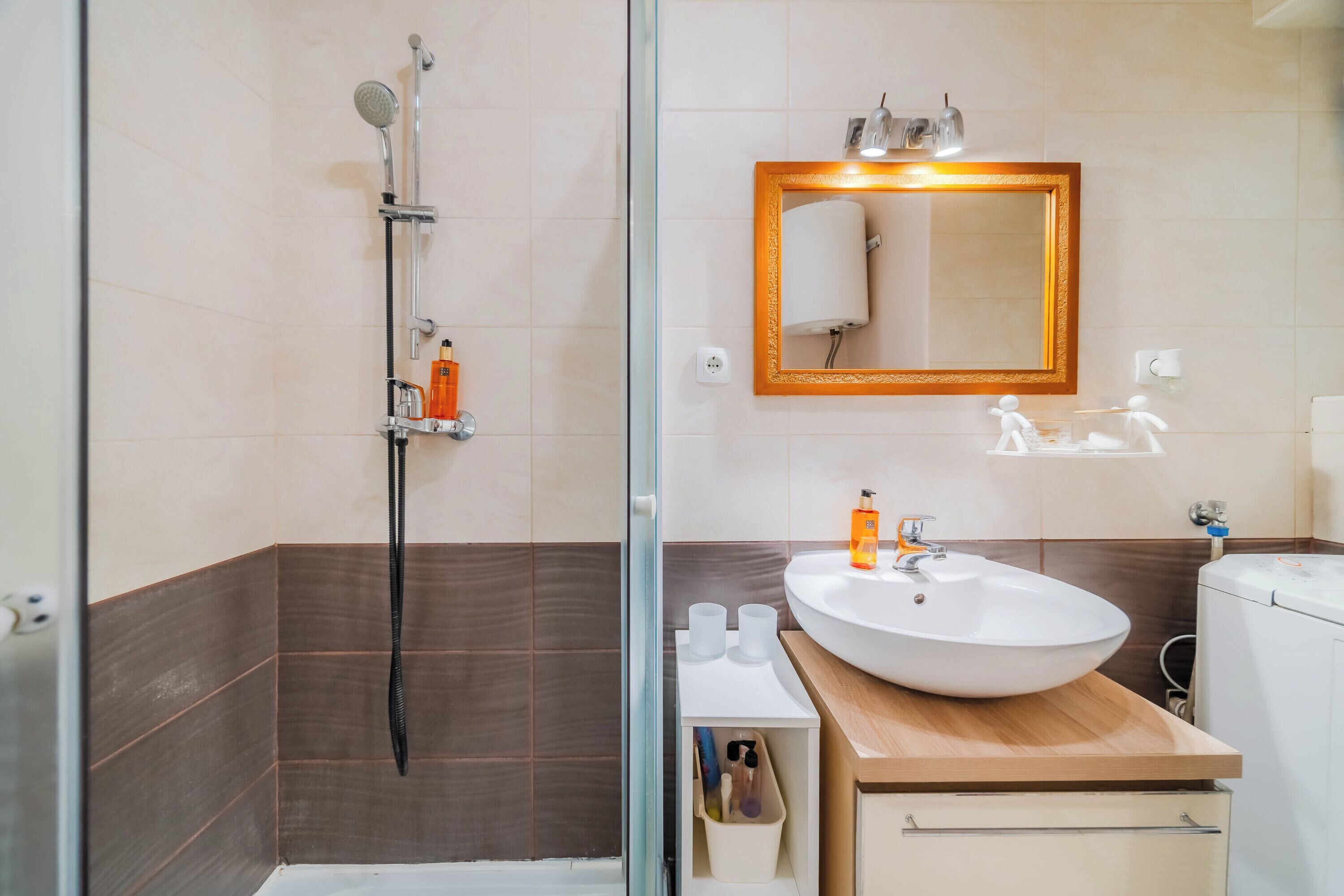 Estudi estàndard (Charming Downtown Studio) | Bany | Dutxa, assecador de cabells, tovalloles i sabó 