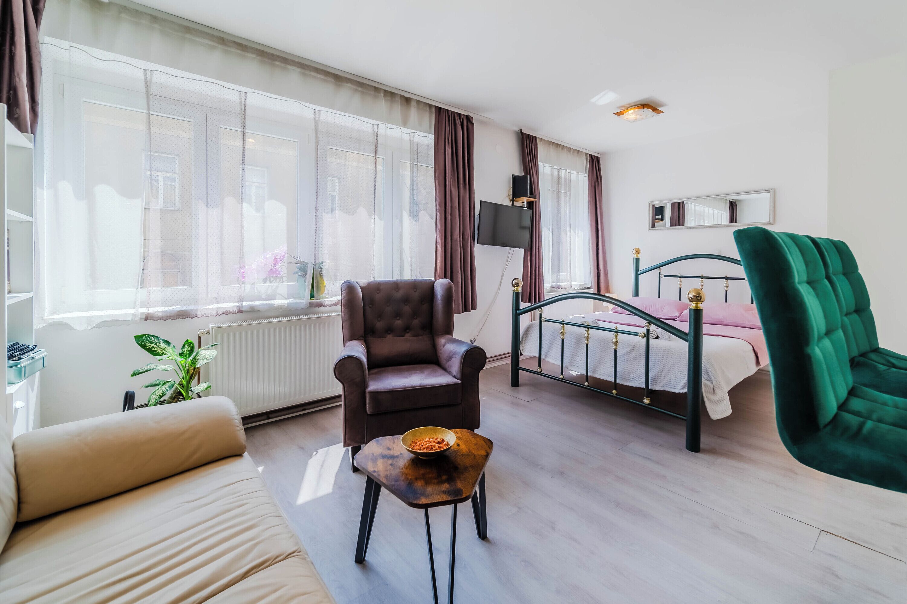 Standard-studio (Charming Downtown Studio) | Työpöytä, silitysrauta/-lauta, ilmainen Wi-Fi, vuodevaatteet