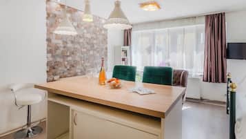 Studio Standar (Charming Downtown Studio) | Tempat makan
