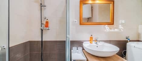 Standard Studio (Charming Downtown Studio) | Bathroom | Shower, hair dryer, towels, soap