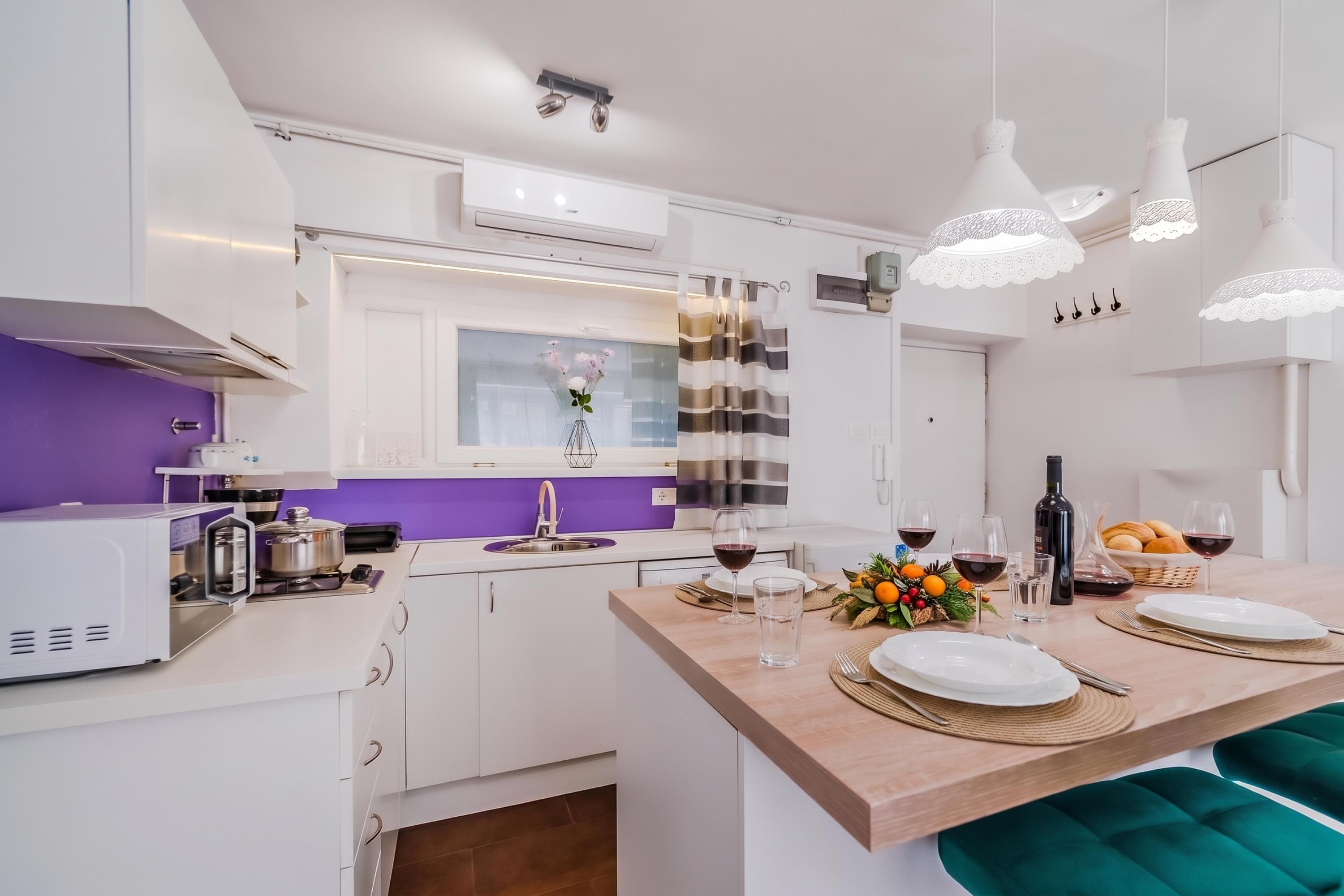 Standard Studio, Microwave (Charming Downtown Studio) | Private kitchen