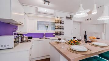 Standard Studio, Microwave (Charming Downtown Studio) | Private kitchen