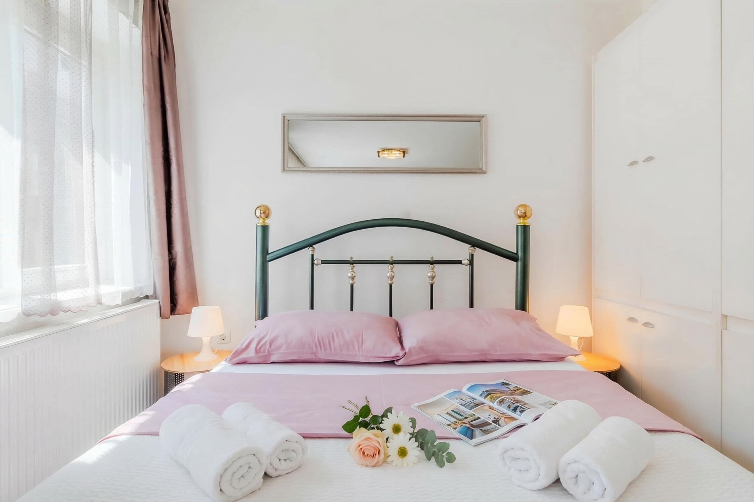 Standard Studio (Charming Downtown Studio) | Desk, iron/ironing board, free WiFi, bed sheets