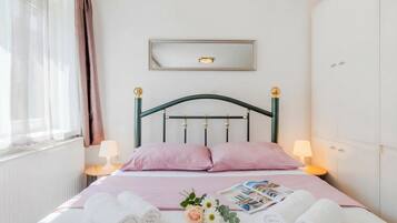 Studio Standar (Charming Downtown Studio) | Meja kerja, setrika/meja setrika, Wi-Fi gratis, dan seprai linen