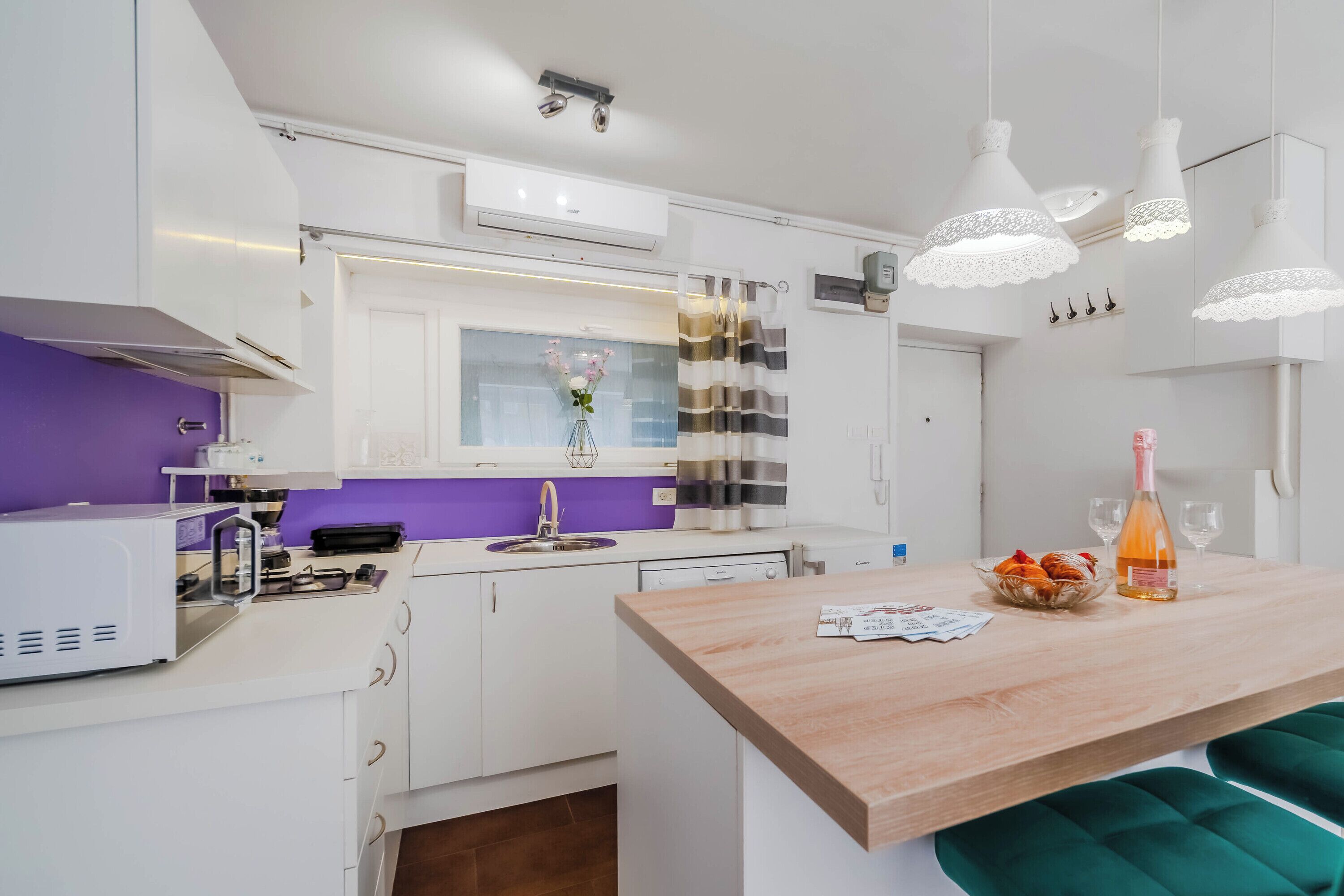 Standard Studio (Charming Downtown Studio) | Private kitchen | Fridge, microwave, stovetop, dishwasher