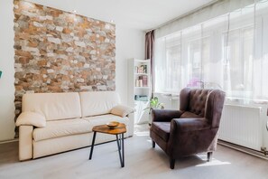 Standard Studio (Charming Downtown Studio) | Living area | 21-inch flat-screen TV with cable channels - Charming Downtown Studio (Zagreb)