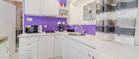 Refrigerador, microondas, placa de cocina, lavavajillas