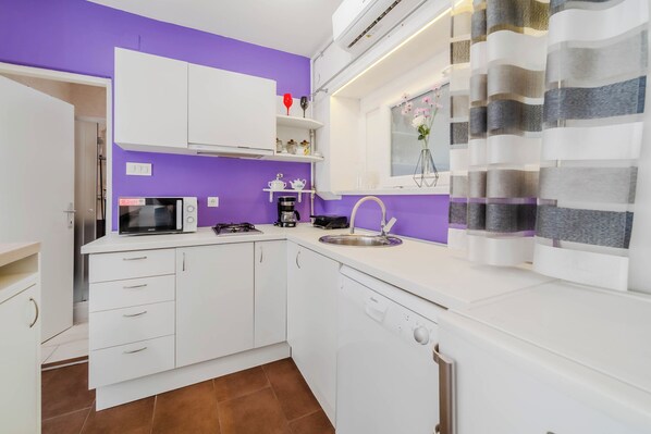 Fridge, microwave, stovetop, dishwasher