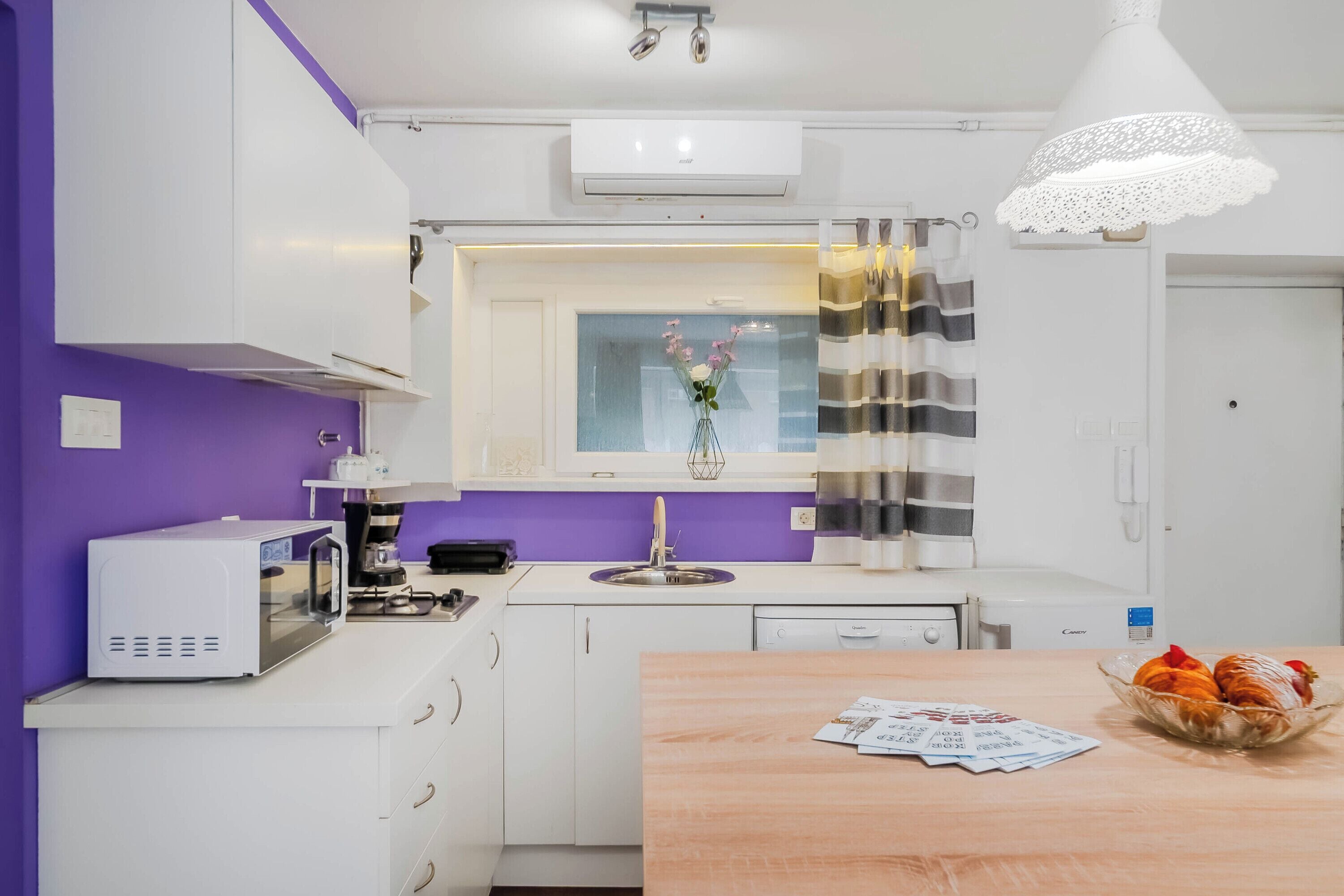 Studio Standar (Charming Downtown Studio) | Dapur pribadi | Lemari es, microwave, kompor, dan mesin pencuci piring
