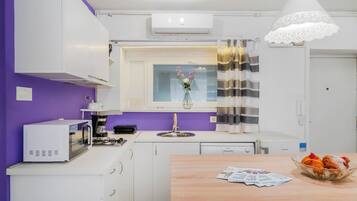 Studio Standar (Charming Downtown Studio) | Dapur pribadi | Lemari es, microwave, kompor, dan mesin pencuci piring