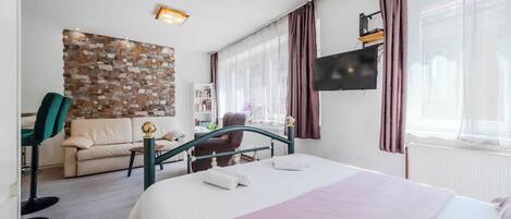 Escritorio, tabla de planchar con plancha, wifi gratis y ropa de cama