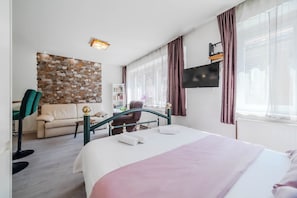 Escritorio, tabla de planchar con plancha, wifi gratis y ropa de cama