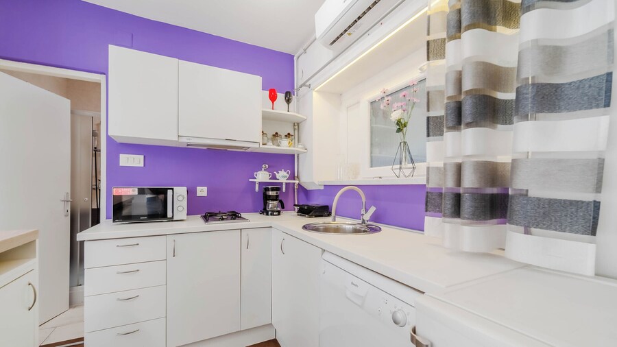 Charming Downtown Studio