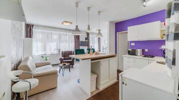 Standard-Studio (Charming Downtown Studio) | Wohnbereich | 21-Zoll-Flachbildfernseher mit Kabelempfang