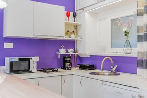 Standard Studio (Charming Downtown Studio) | Private kitchen | Fridge, microwave, stovetop, dishwasher - Charming Downtown Studio (Zagreb)